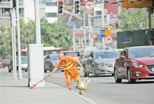 熱熱熱！南京體感溫度高達(dá)43℃，這群人卻不懼高溫在做這件事