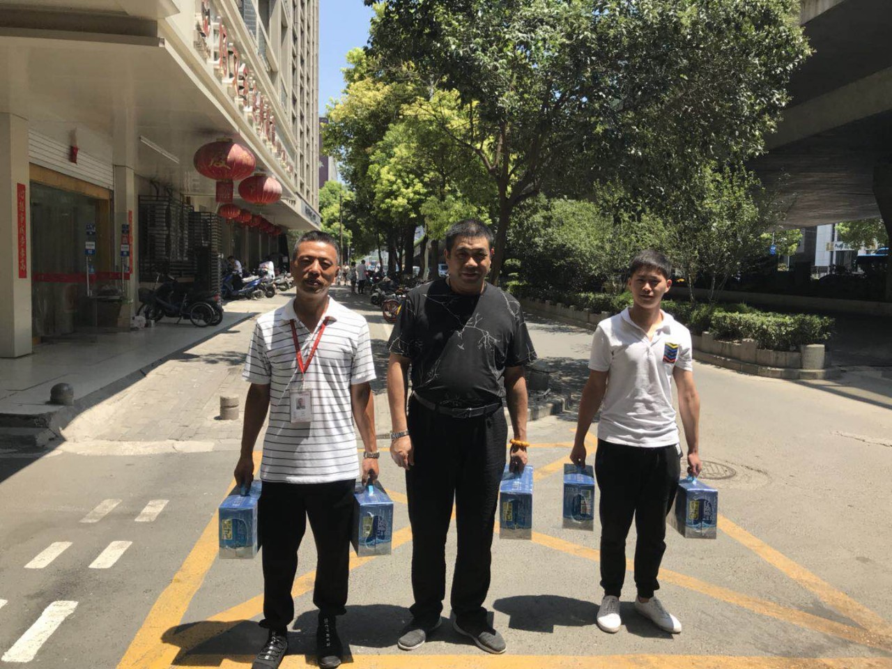 熱熱熱！南京體感溫度高達(dá)43℃，這群人卻不懼高溫在做這件事