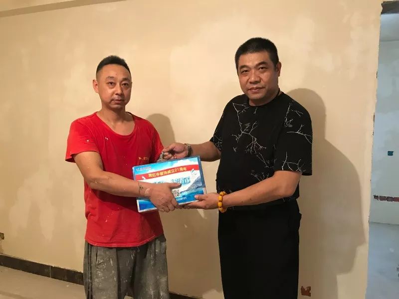 熱熱熱！南京體感溫度高達(dá)43℃，這群人卻不懼高溫在做這件事