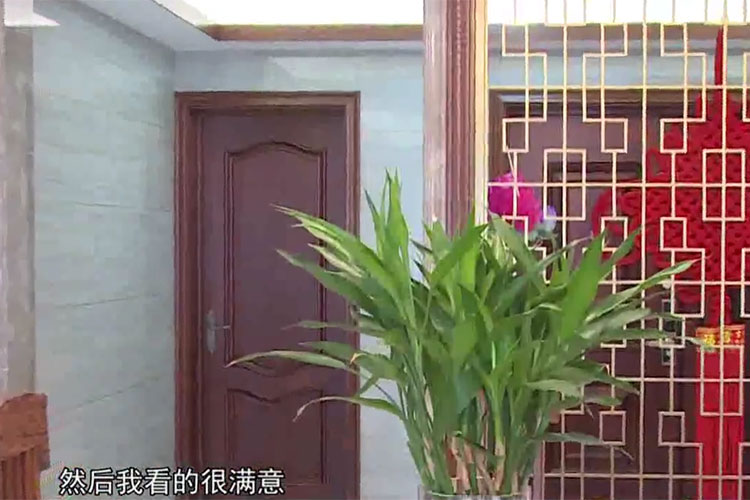 南京景楓法蘭谷業(yè)主談裝修感受：首先要感謝紅牛公司汪總他們，然后要感謝這個設計師啊，項目經(jīng)理啊，和參加我這個裝潢我這個房子的工作人員，我很感謝他們，謝謝他們，裝的很漂亮。