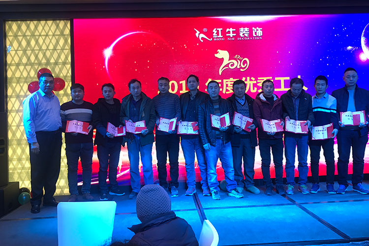南京紅牛裝飾有這樣一位工人，據(jù)說(shuō)他在工地上從來(lái)沒(méi)說(shuō)過(guò)一句話，那么在這個(gè)現(xiàn)場(chǎng)他會(huì)跟大家說(shuō)些什么呢？