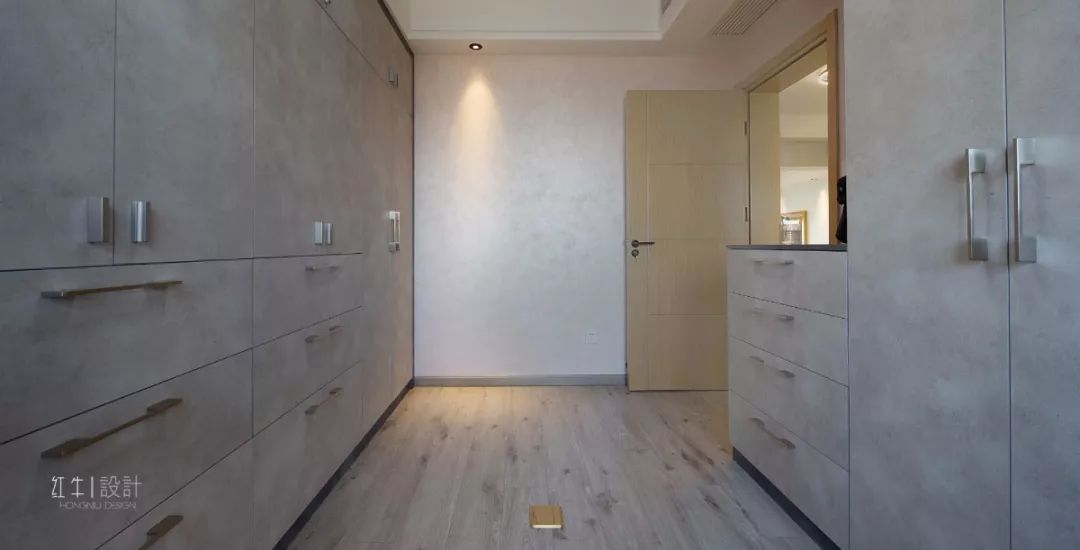 南京明月港灣105平米北歐風格裝修  擁有獨立衣帽間與書房11衣帽間