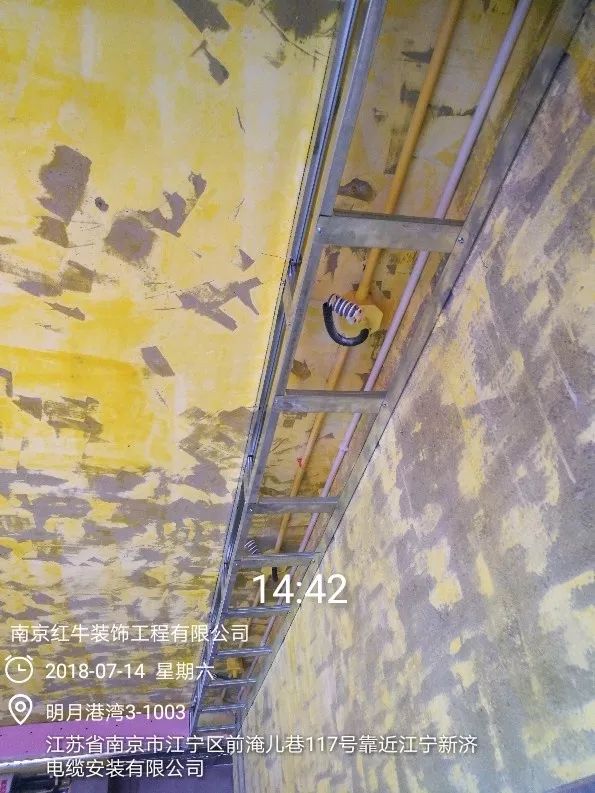 南京明月港灣105平米北歐風格裝修  擁有獨立衣帽間與書房43吊頂