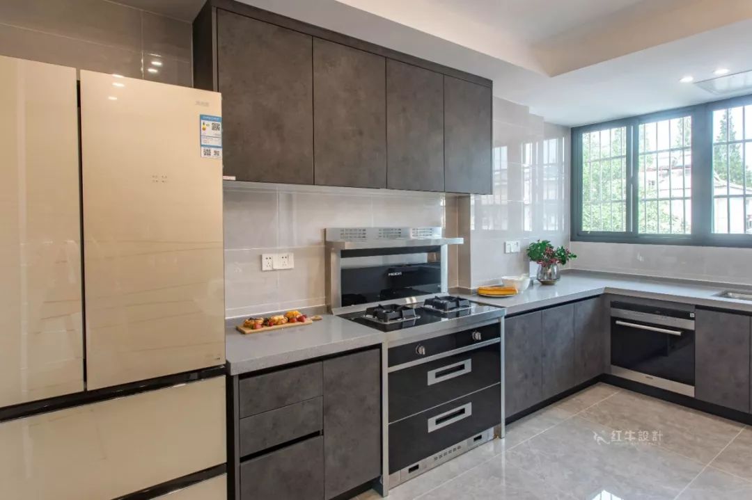 南京龍?bào)椿ㄔ?0㎡現(xiàn)代輕奢--老房升級(jí)改造，變身時(shí)尚精致家！08餐廳改造