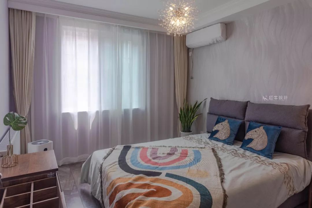 南京龍?bào)椿ㄔ?0㎡現(xiàn)代輕奢--老房升級(jí)改造，變身時(shí)尚精致家！14臥室改造