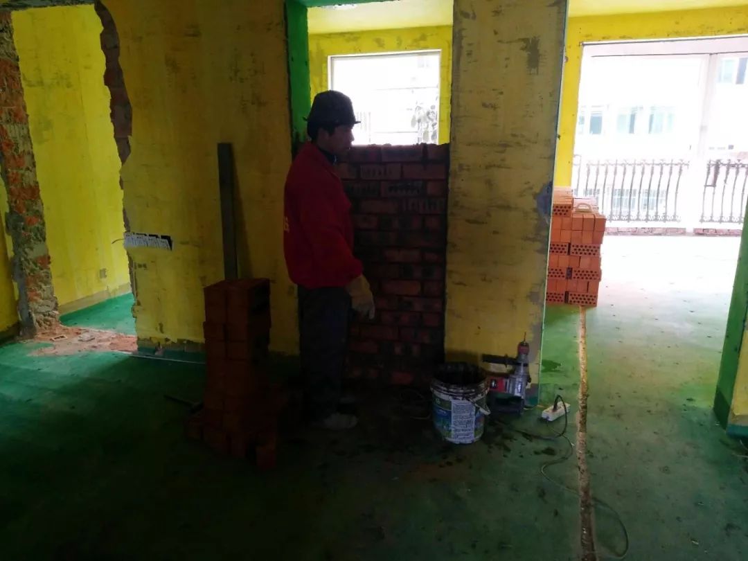 南京龍?bào)椿ㄔ?0㎡現(xiàn)代輕奢--老房升級(jí)改造，變身時(shí)尚精致家！24拆砌工程