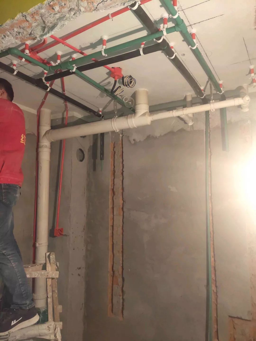 南京龍?bào)椿ㄔ?0㎡現(xiàn)代輕奢--老房升級(jí)改造，變身時(shí)尚精致家！28水電施工