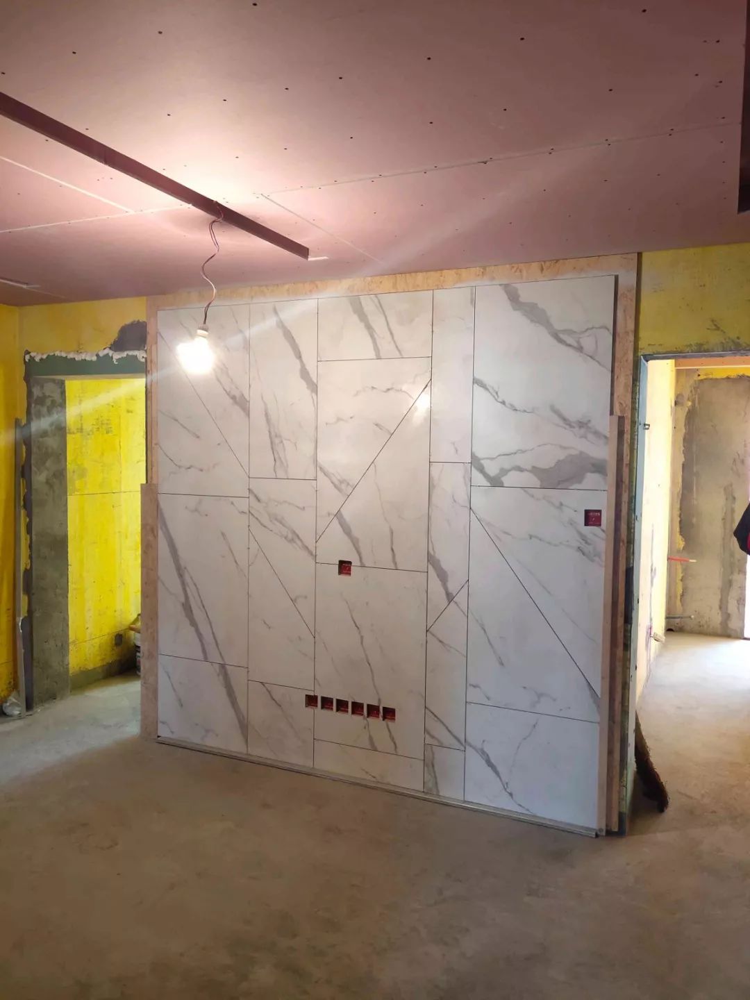 南京龍?bào)椿ㄔ?0㎡現(xiàn)代輕奢--老房升級(jí)改造，變身時(shí)尚精致家！33瓦木施工