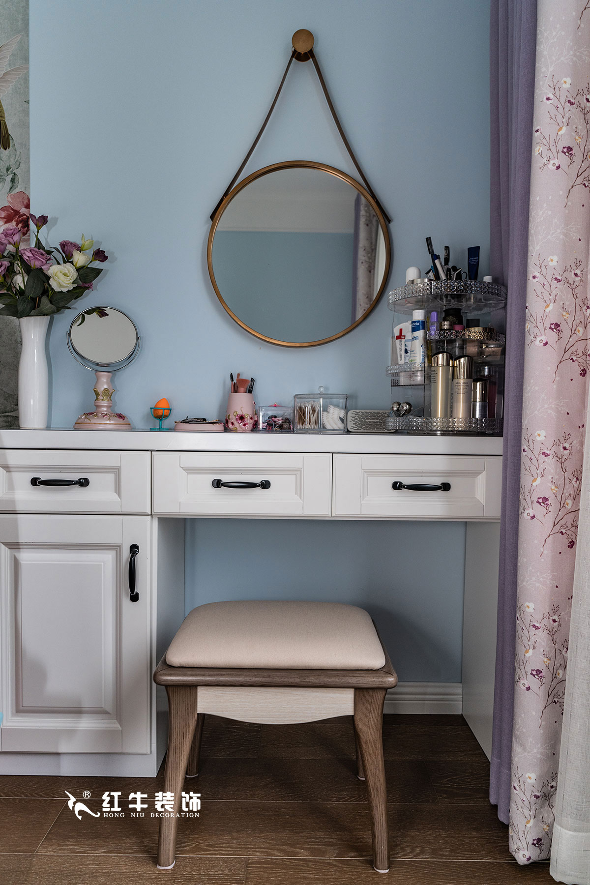 +logo_魏明花_華府國(guó)際-117㎡-簡(jiǎn)美風(fēng)格（3室2廳2衛(wèi)，全包16萬(wàn)）07主臥室梳妝臺(tái)_華府-29
