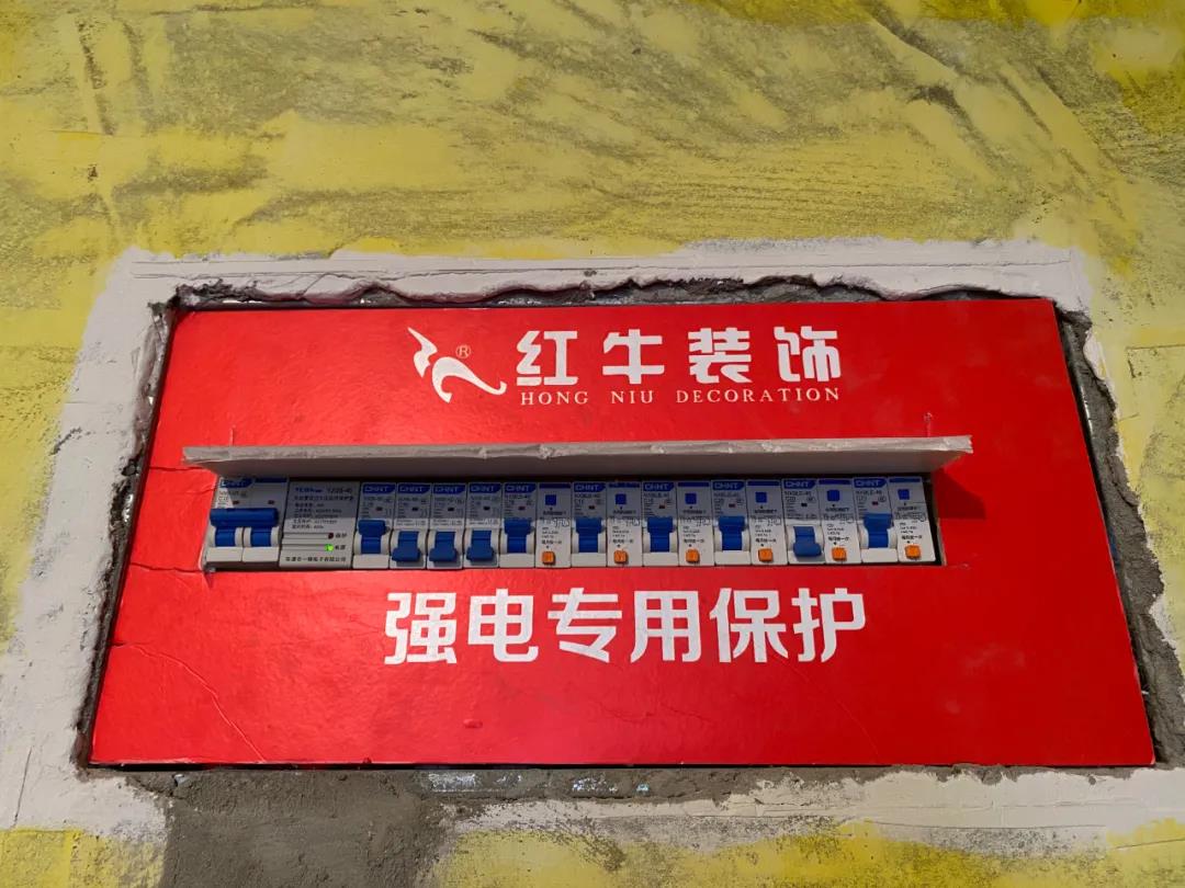 秉承匠心，品質(zhì)監(jiān)督！突擊紅牛水電、瓦工施工現(xiàn)場(chǎng)！