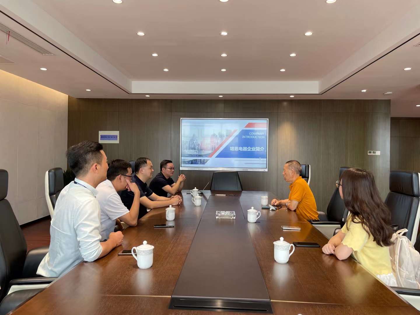 紅牛裝飾董事長老汪再次帶隊——實地參觀考察公司戰(zhàn)略合作品牌！