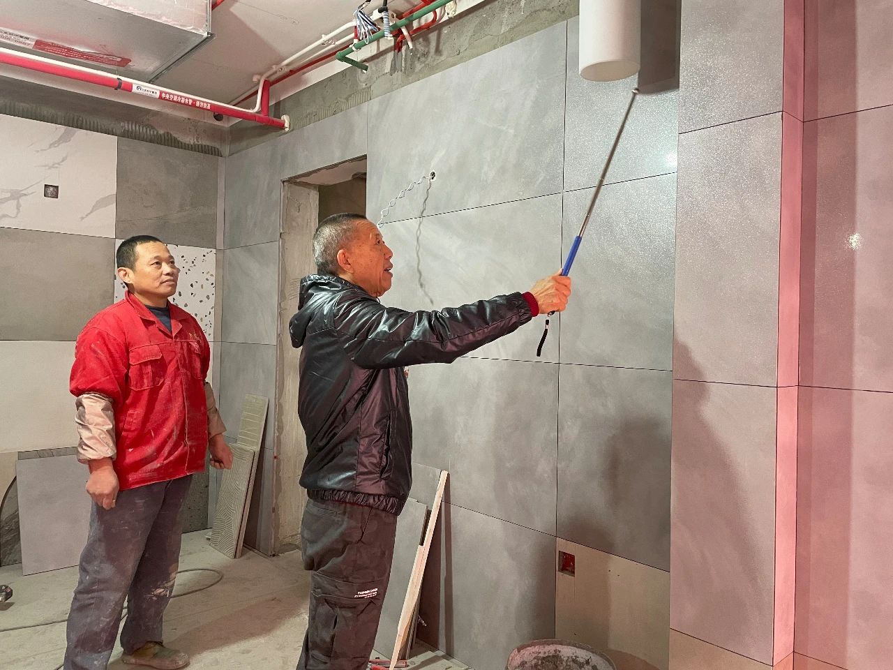 紅牛裝飾董事長又雙叒叕突擊工地巡檢，現(xiàn)場與工人、廠家溝通交流