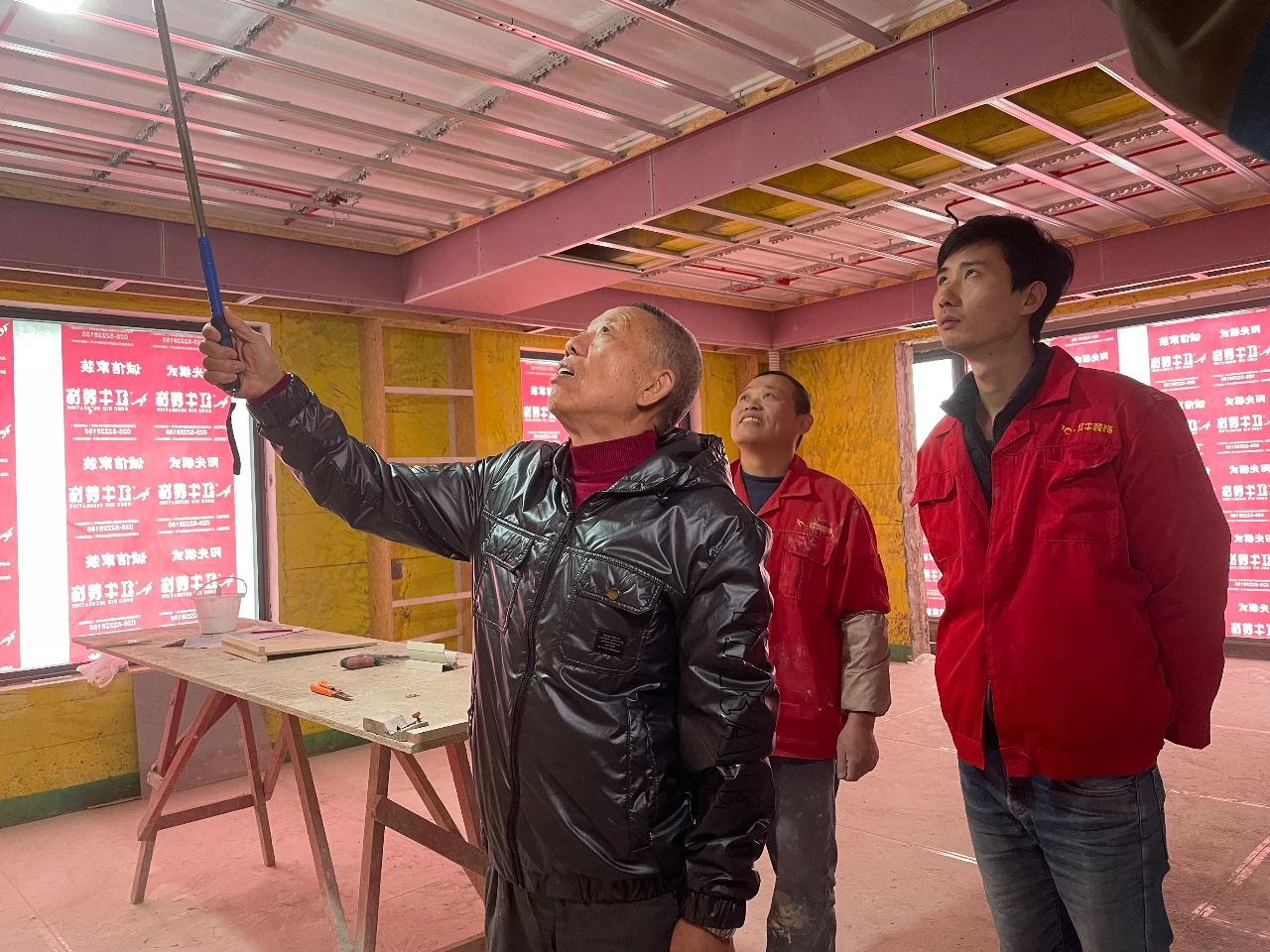 紅牛裝飾董事長又雙叒叕突擊工地巡檢，現(xiàn)場與工人、廠家溝通交流