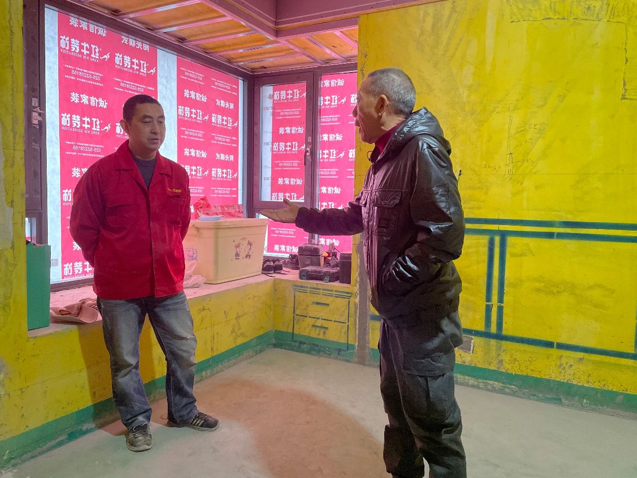 紅牛裝飾董事長又雙叒叕突擊工地巡檢，現(xiàn)場與工人、廠家溝通交流