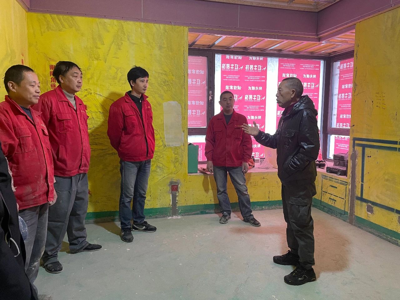 紅牛裝飾董事長又雙叒叕突擊工地巡檢，現(xiàn)場與工人、廠家溝通交流