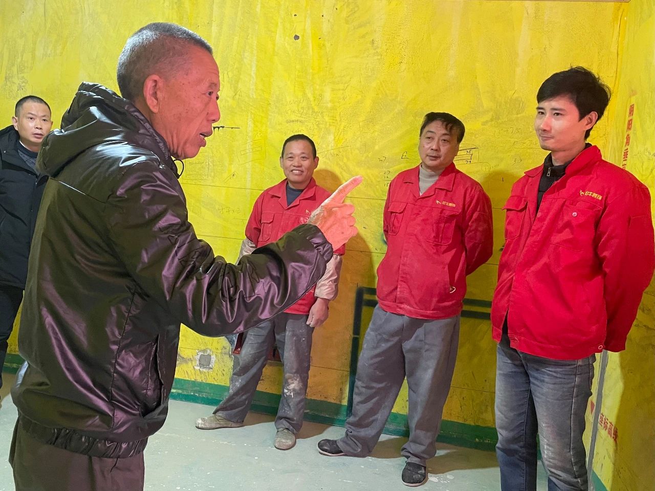 紅牛裝飾董事長又雙叒叕突擊工地巡檢，現(xiàn)場與工人、廠家溝通交流