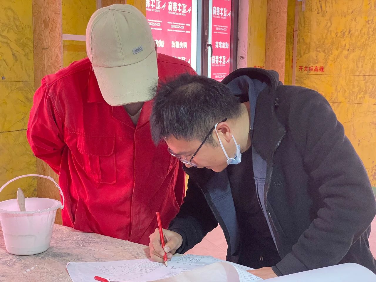 紅牛裝飾董事長又雙叒叕突擊工地巡檢，現(xiàn)場與工人、廠家溝通交流