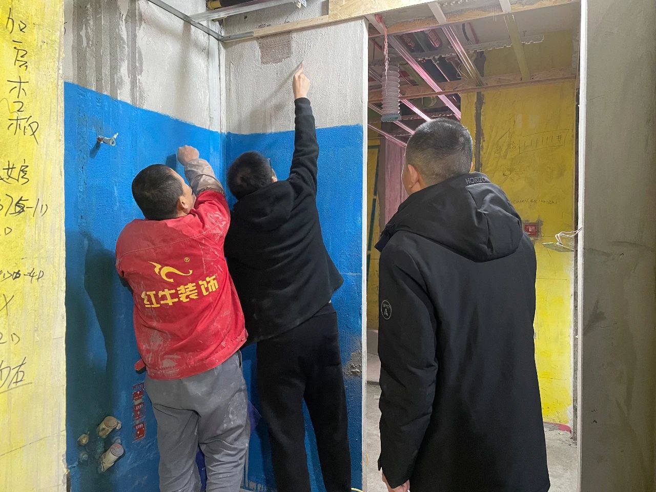 紅牛裝飾董事長又雙叒叕突擊工地巡檢，現(xiàn)場與工人、廠家溝通交流