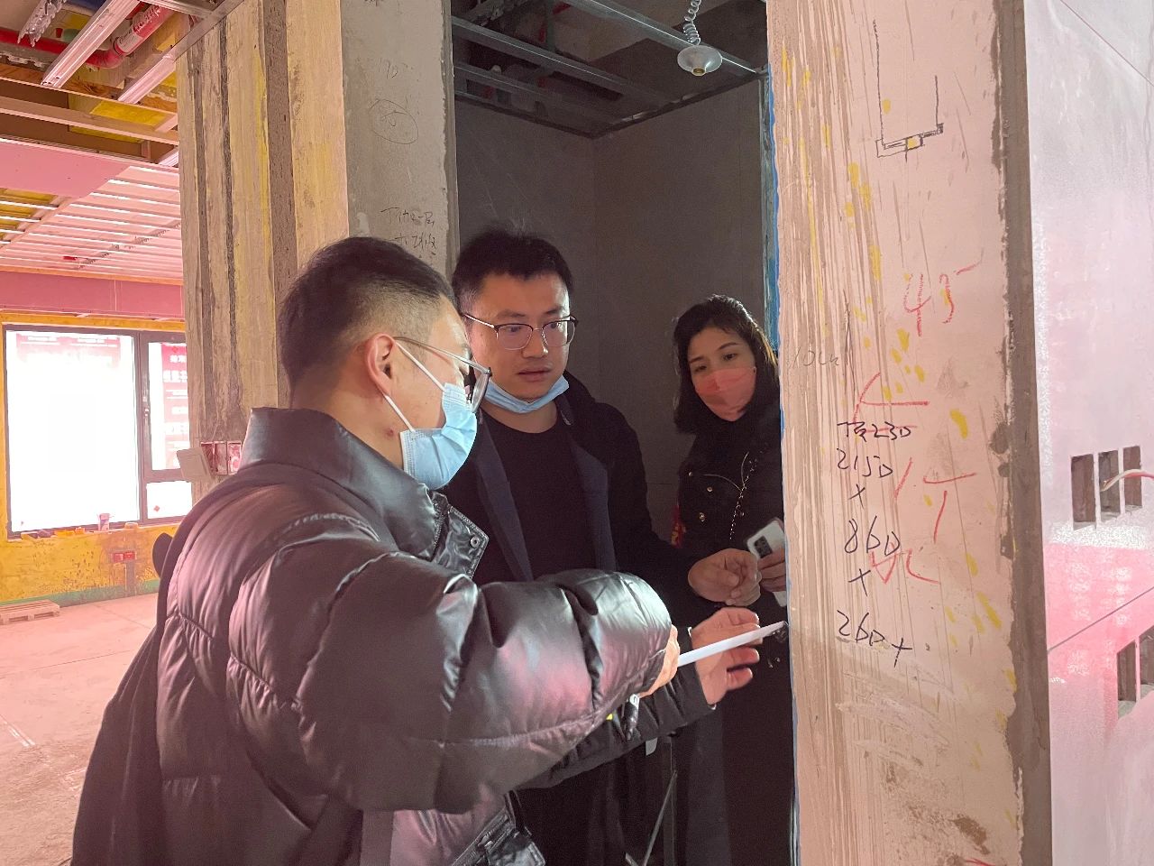 紅牛裝飾董事長又雙叒叕突擊工地巡檢，現(xiàn)場與工人、廠家溝通交流