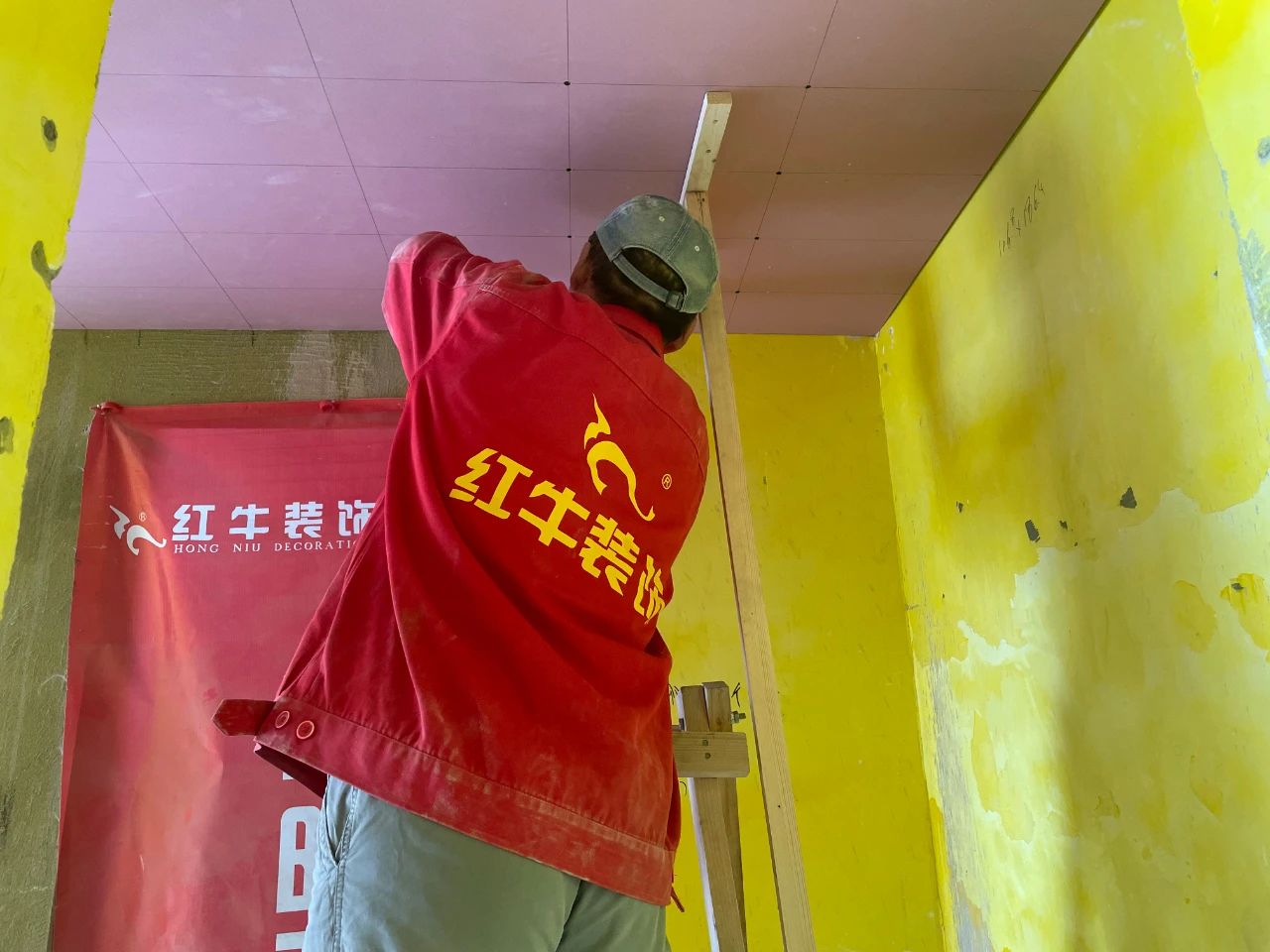 工地巡檢｜紅牛裝飾工程總監(jiān)化身“細(xì)節(jié)控”，施工現(xiàn)場(chǎng)“揪問(wèn)題”！