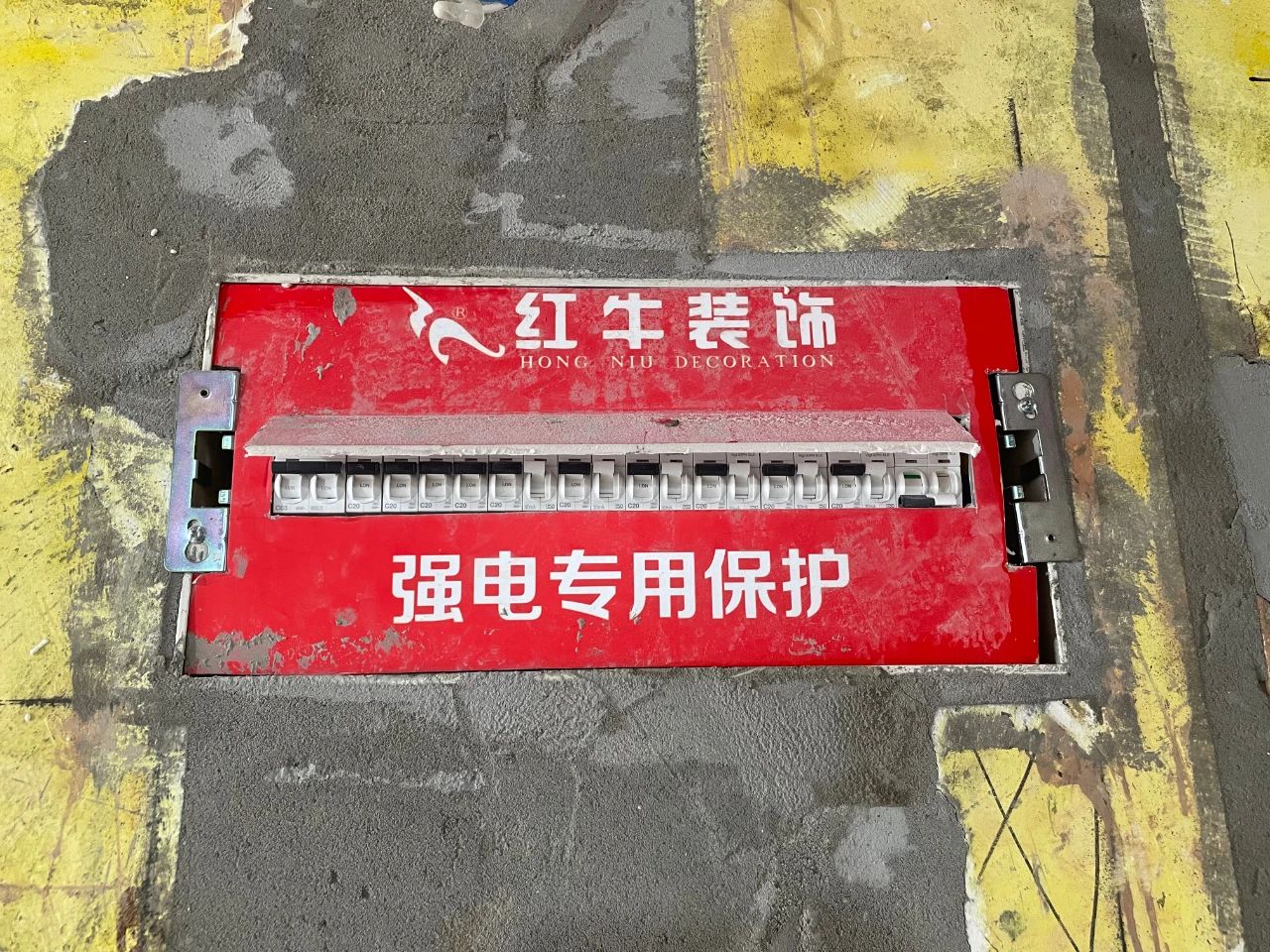 工地突擊巡檢：高溫下的堅(jiān)守，讓每個(gè)細(xì)節(jié)都經(jīng)得起檢驗(yàn)