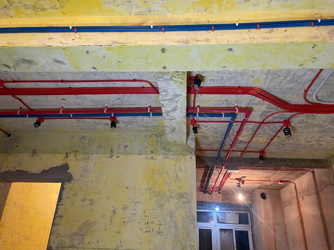 南京紅牛裝飾公司工地巡檢：這水電施工現場，您給打幾分？