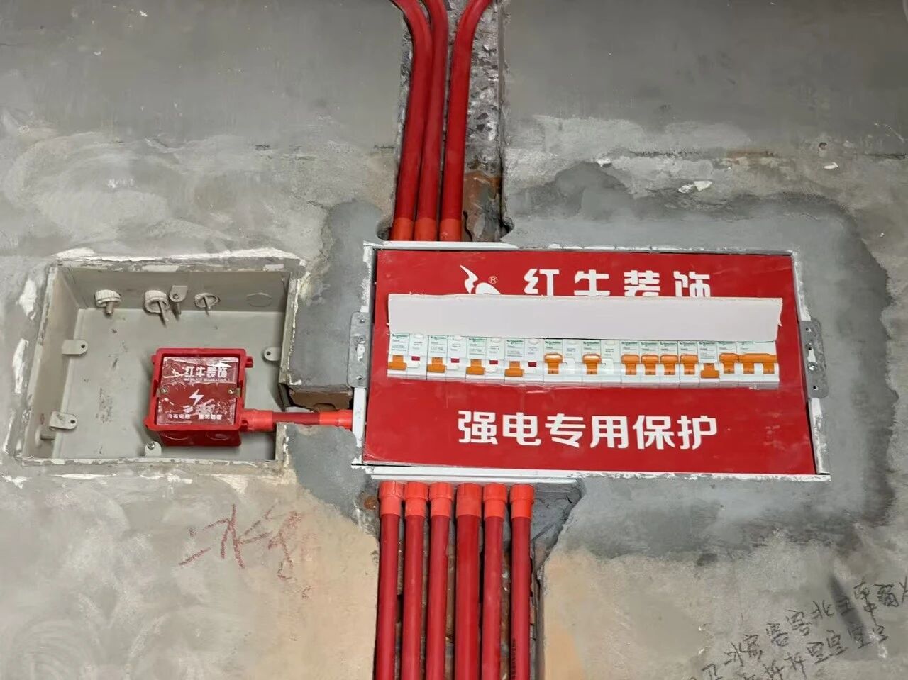 金九銀十裝修季｜南京紅牛裝飾工程總監(jiān)：工地巡檢無小事，嚴(yán)苛落實工藝標(biāo)準(zhǔn)！