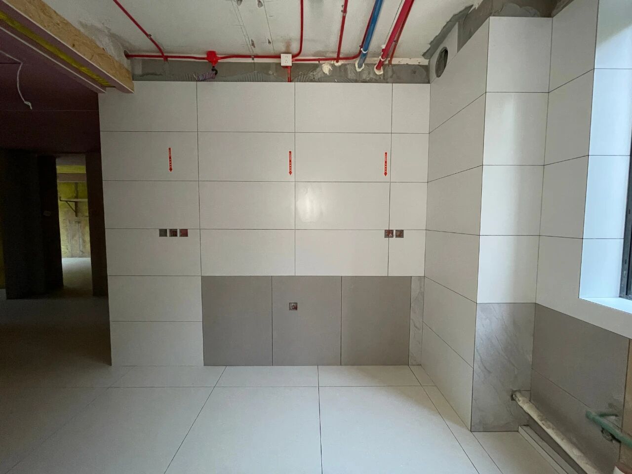 南京裝修公司紅牛裝飾工地突擊巡檢：一厘一毫堅(jiān)守品質(zhì)，一心一意守護(hù)新家！