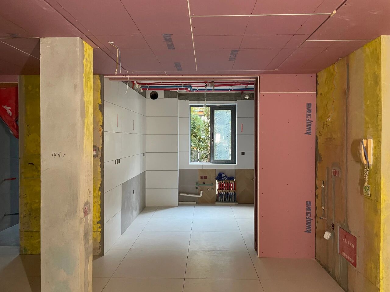 南京裝修公司紅牛裝飾工地突擊巡檢：一厘一毫堅(jiān)守品質(zhì)，一心一意守護(hù)新家！