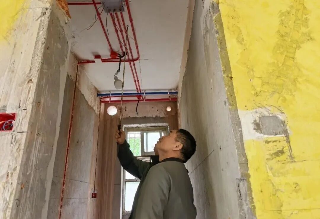 從毫米級(jí)工藝到安全弦:總經(jīng)理突擊工地巡查 從毫米級(jí)工藝到安全弦:總經(jīng)理突擊工地巡查