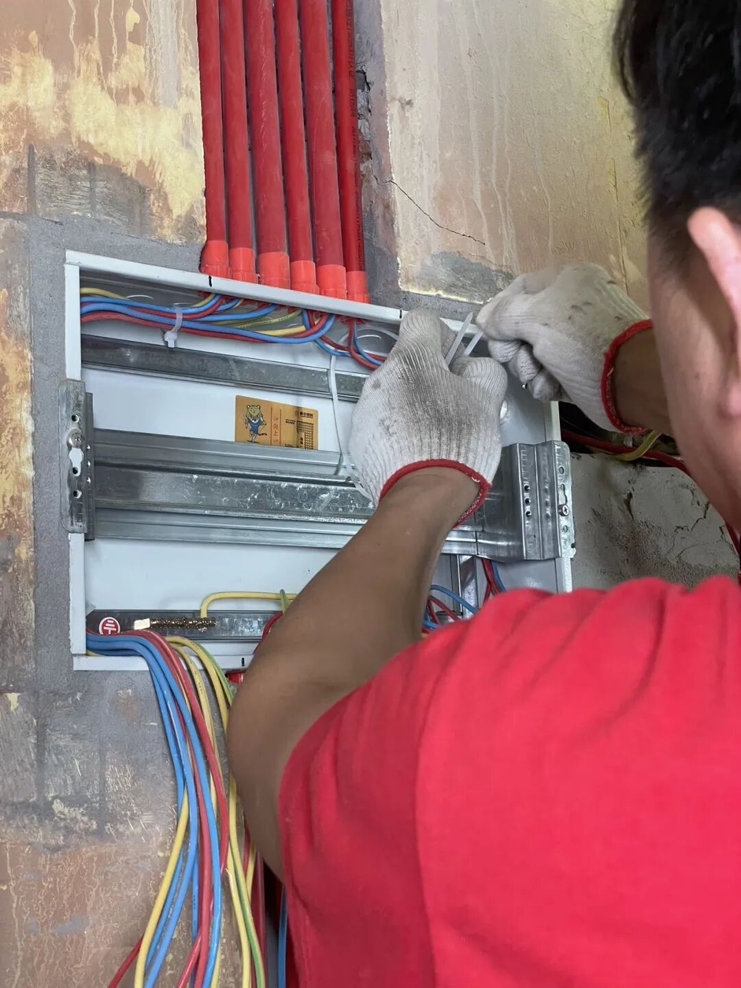 隱蔽工程不“隱蔽”！突擊水電施工現(xiàn)場，看得見的品質(zhì)與安心！